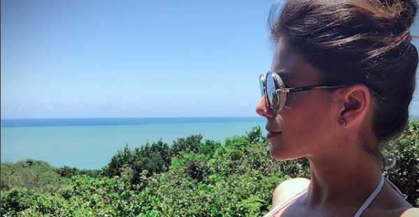 Paula Fernandes aparece de biquíni e arranca elogios de fã