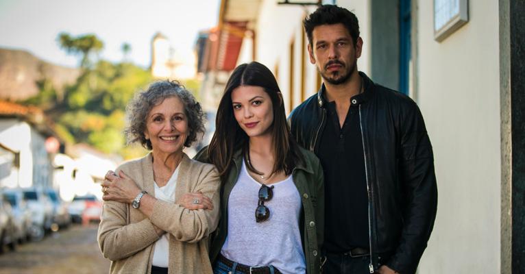 Mistério revelado! Saiba quem são os personagens da vida passada de Cris, em Espelho da Vida