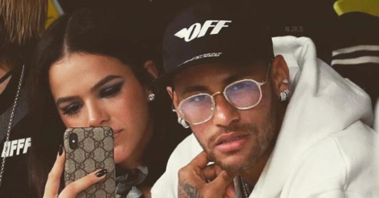 Grife corta Bruna Marquezine de foto ao lado de Neymar e gera polêmica