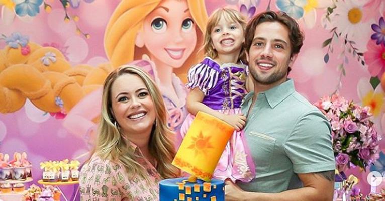 Filha de Rafael Cardoso fica surpresa ao ver o pai beijando outra na TV