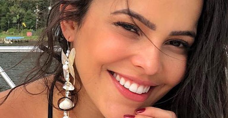 Emilly Araújo seduz fãs usando microbiquíni em iate e manda recado