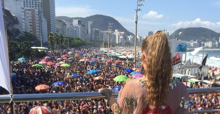 Gretchen, Nanda Costa e famosos comparecem à Parada LGBTI do Rio