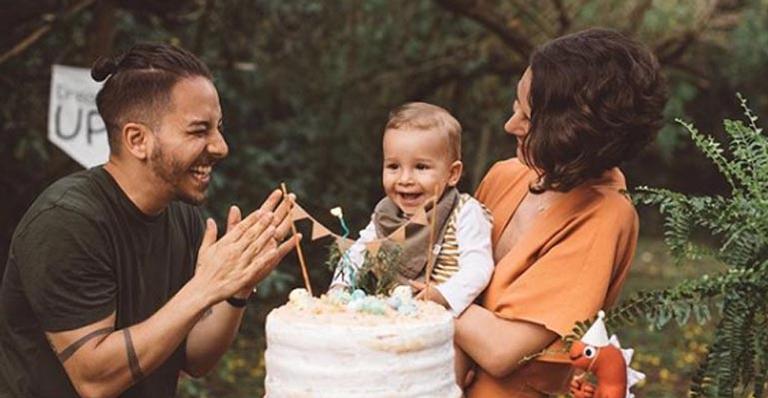 Junior Lima e Monica Benini presenteiam o filho e se emocionam: ”Tá rolando um amor verdadeiro”