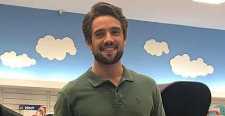 Rafael Cardoso compartilha foto ao lado da filha e semelhança impressiona