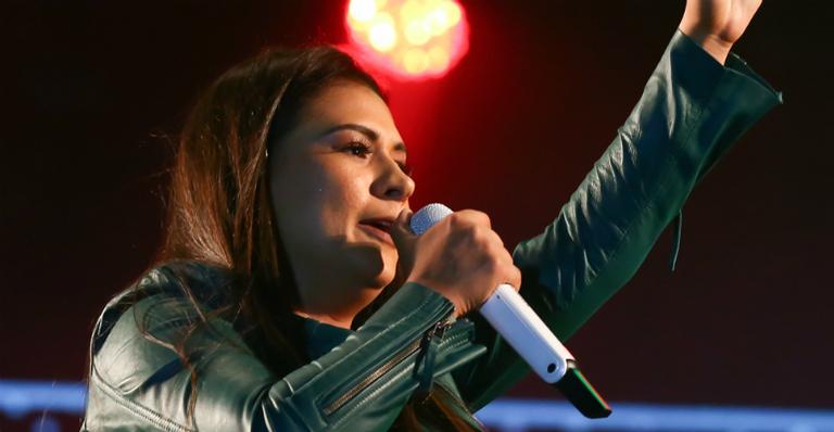 Sequinha, Simone aparece no palco só de sutiã e com a barriguinha de fora