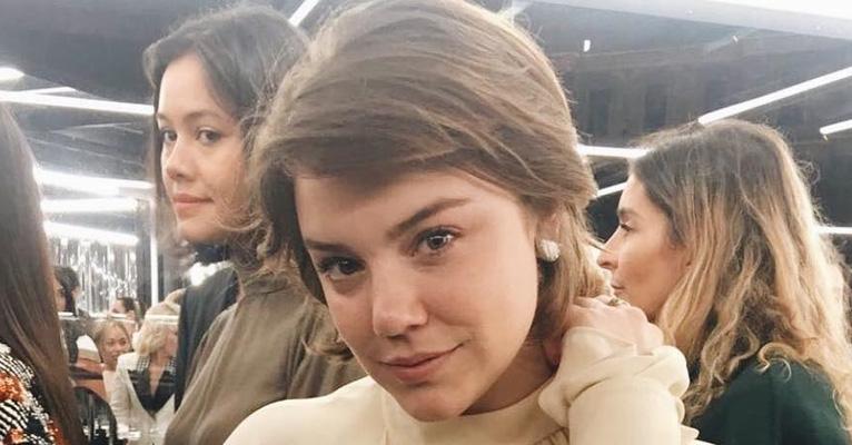 Look de Alice Wegmann em desfile em Paris divide opiniões: “Beata?”