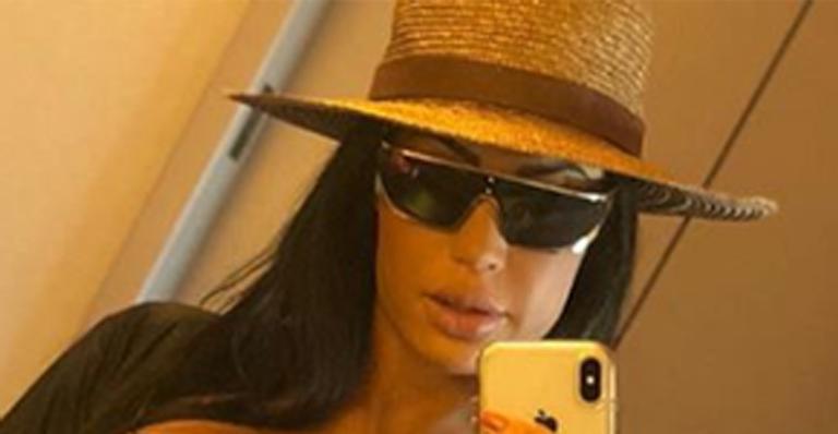Disfarçada e com calcinha mínima, Gracyanne Barbosa filosofa na frente do espelho