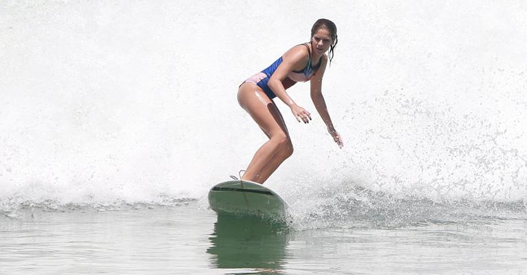 Isabella Santoni surfa em praia no Rio e exibe boa forma