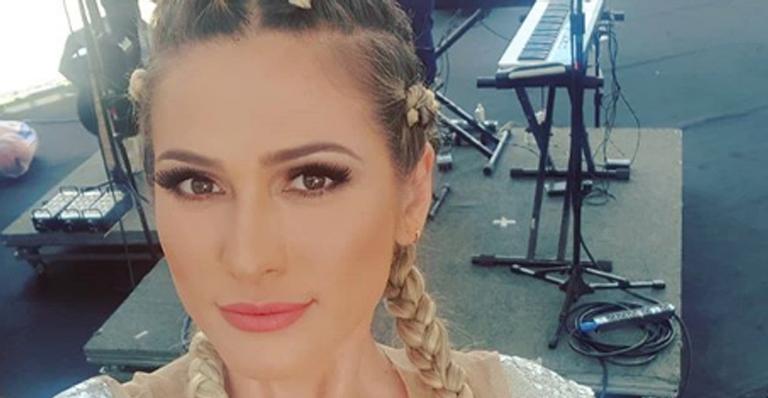 Lívia Andrade faz selfie do próprio bumbum na frente do espelho e deixa fãs chocados