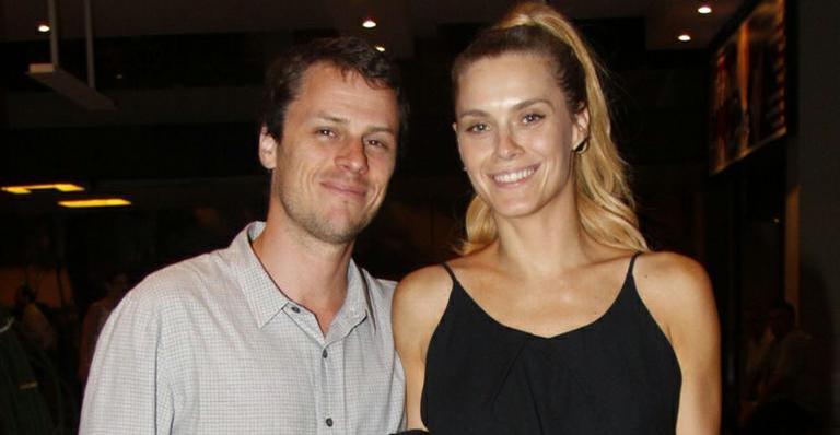 Morando separados, Carolina Dieckmann se declara para o marido, Tiago Workcman
