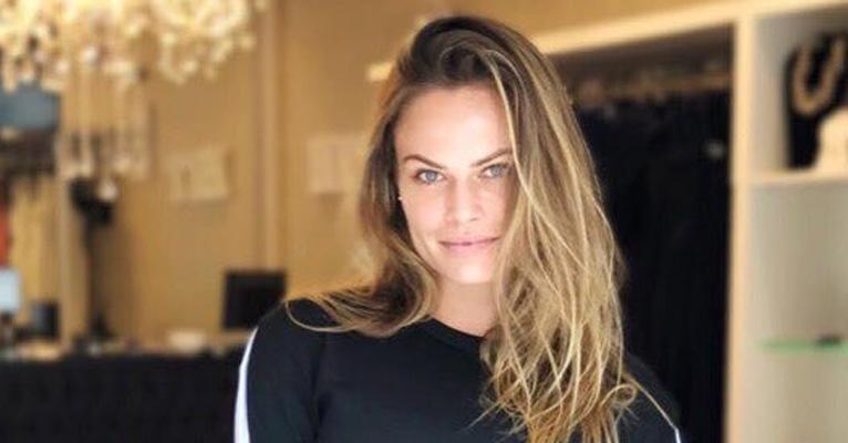 Ex- BBB Natália Casassola posa sem calcinha para mostrar resultado de depilação