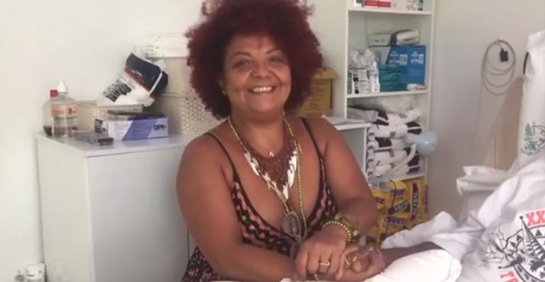 Mulher de Arlindo Cruz comemora o sucesso na reabilitação do cantor: ‘3 meses em casa’