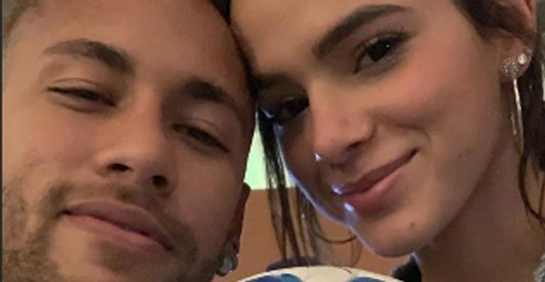 Neymar comemora vitória com Bruna Marquezine em nova foto