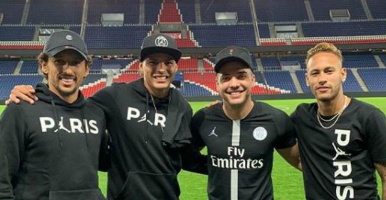 Craques da Seleção recebem Wesley Safadão em Paris e Neymar manda presente especial para Yudhy