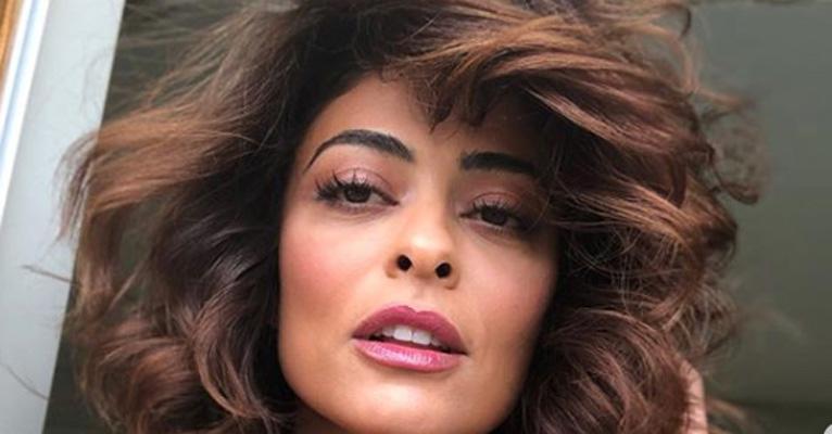 Juliana Paes posa de calcinha e sutiã rendados e exibe corpo saradíssimo