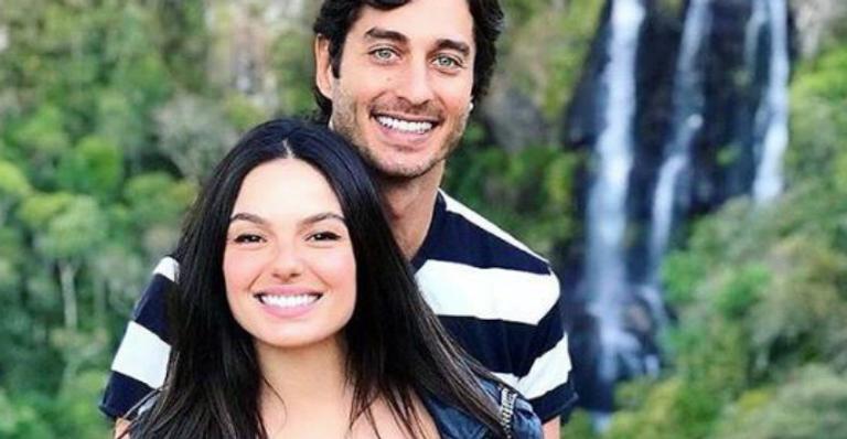 Marido de Isis Valverde posa com a atriz em cachoeira e se declara: ”Família”