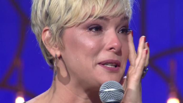 Regine Alves chora ao receber mensagem do melhor amigo: ”A gente tem um pacto”