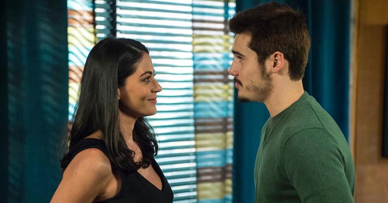 Carol Castro e Nicolas Prattes comentam romance de seus personagens em O Tempo Não Para