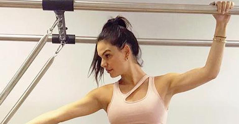 Grávida de 8 meses, Isis Valverde aparece de top e shorts mostrando elasticidade