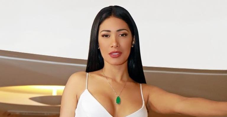 Sem perder o estilo, Simaria aparece com look arrasador para realizar exames