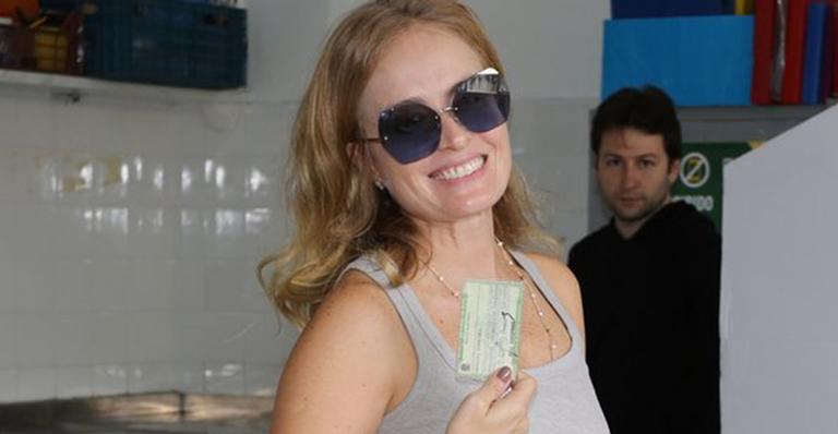 Angélica e a filha aparecem em local de votação com o mesmo look