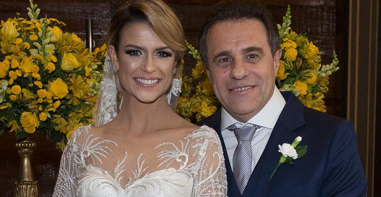 Com vestido deslumbrante, Beca Milano se casa em cerimônia tradicional com diretor do SBT
