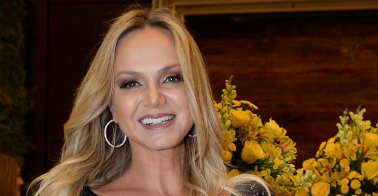 Eliana surge com decote generoso e magérrima no casamento de diretor do SBT