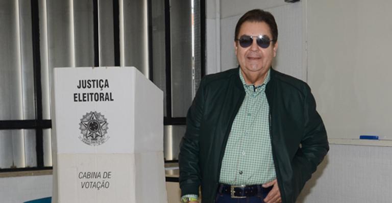 Faustão aparece estiloso para votar em São Paulo