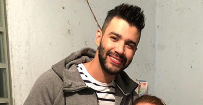 Gusttavo Lima dá exemplo de carinho, visita fã idosa e comove fãs: ”Era o sonho dela”
