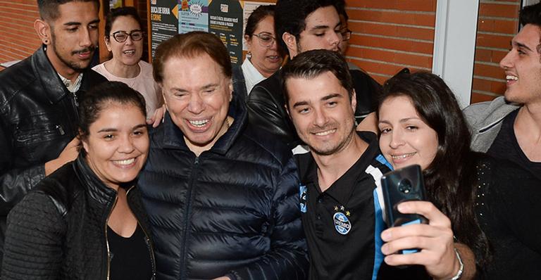 Silvio Santos chega no fim da tarde para votar e causa uma comoção