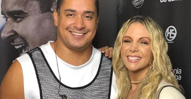 Contrariando os rumores de que domingo ela não vai, Carla Perez acompanha Xanddy em votação
