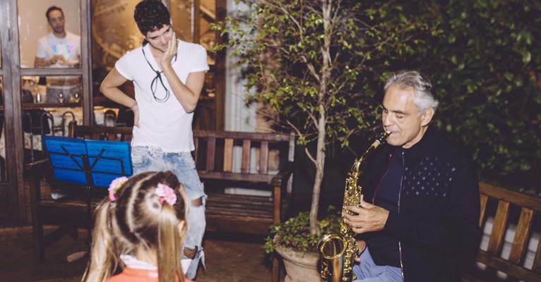 Andrea Bocelli dá ”palinha” e mostra talento com o sax em pizzaria em SP