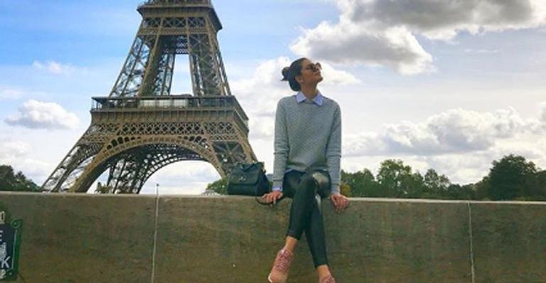Camila Queiroz relembra a viagem para Paris: ‘É uma cidade encantadora’