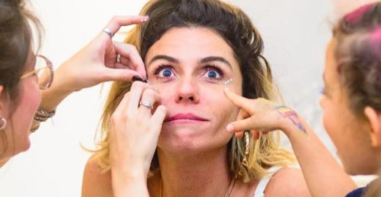 Giovanna Antonelli se joga em festão para comemorar os 8 anos das filhas gêmeas