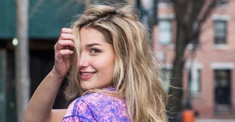 Sasha Meneghel posa de moletom em cachoeira gigantesca nos EUA