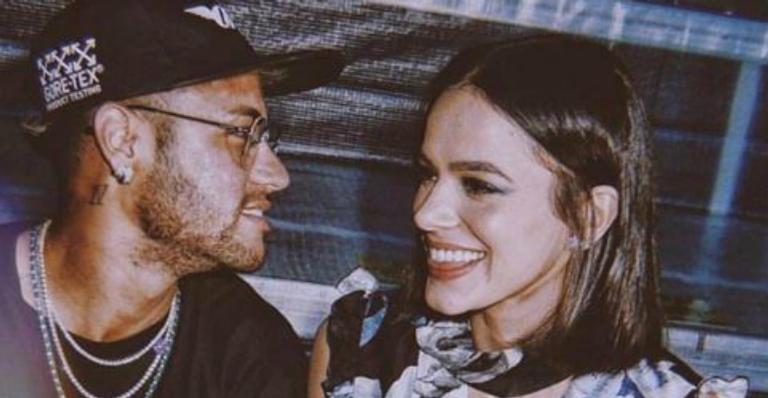 Após aparecer aos prantos, Bruna Marquezine responde boatos sobre término de namoro