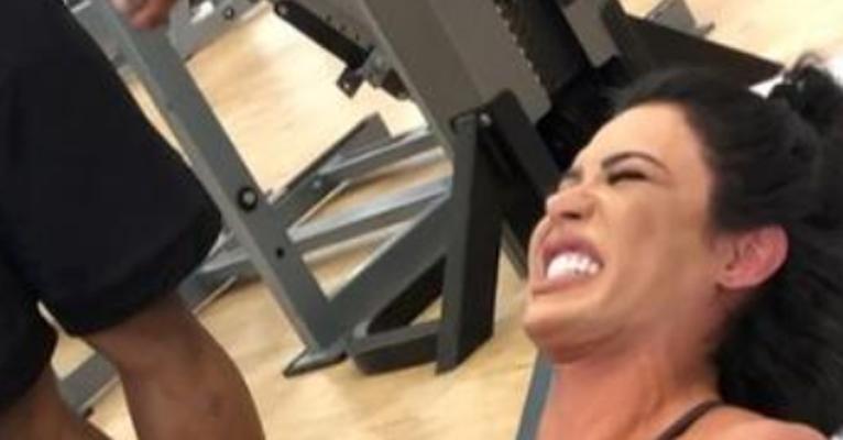 Gracyanne Barbosa exagera no exercício na academia e assusta os fãs: ”Sentindo dores por você”