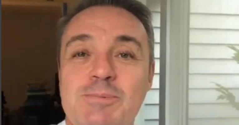 Em clique raro, Gugu mostra os três filhos em viagem