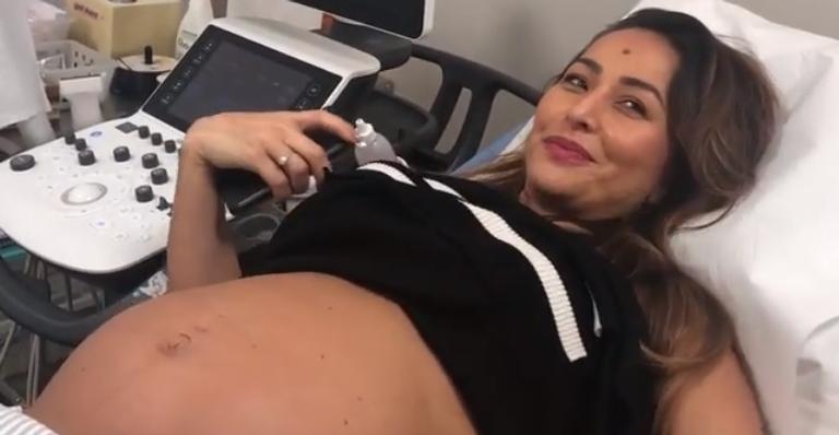 Na reta final da gravidez, Sabrina Sato mostra ultrassom da filha