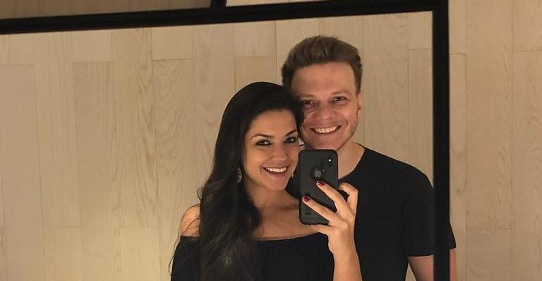 Michel Teló vai para a cozinha e prepara jantar romântico para Thais Fersoza