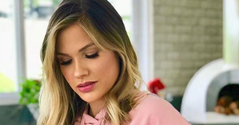 Andressa Suita mostra o filho caçula com meias na mão e revela motivo inusitado