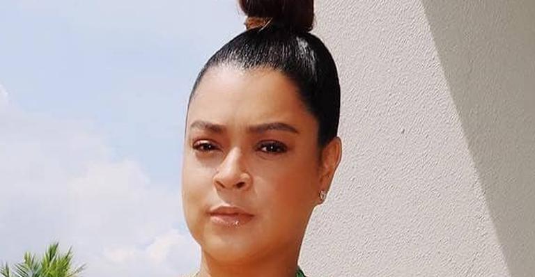 Preta Gil aparece com decote generoso, fã critica seus seios e cantora se revolta