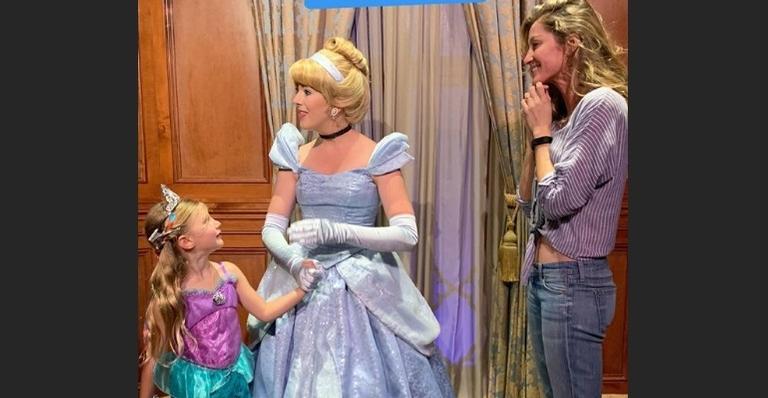 Gisele Bündchen leva os filhos para a Disney e os pequenos se divertem