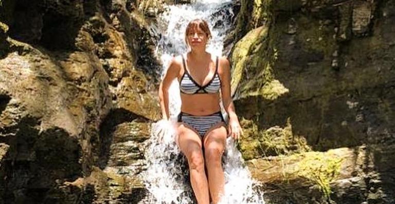 Luana Piovani se afasta e renova energias em cachoeira: ”Sai zica”