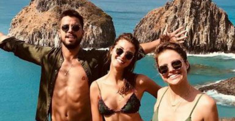 Curtindo Noronha, Agatha Moreira e Rodrigo Simas fazem passeio de buggy e mostram cenários paradisíacos