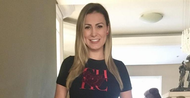 Andressa Urach confunde fãs ao comemorar aniversário de 3 anos nas redes sociais