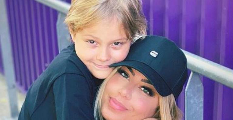 Davi Lucca curte férias ao lado da titia em parque de diversões na França
