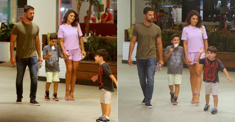 Juliana Paes curte dia no shopping com os filhos e o marido