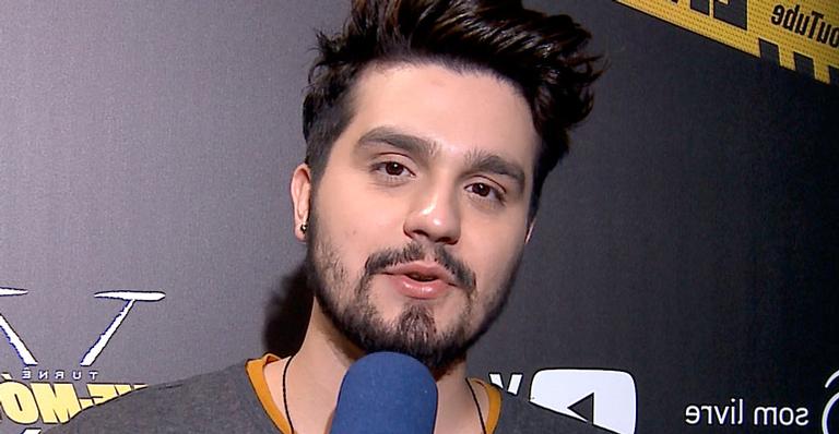 Em clique raríssimo, Luan Santana surge sem camisa agarradinho com a namorada na cama