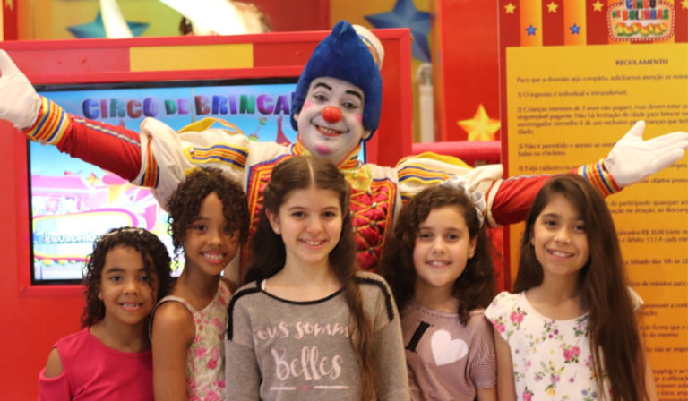 Natthália Gonçalves curte o Dia das Crianças com as amigas